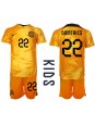 Niederlande Denzel Dumfries #22 Heimtrikotsatz für Kinder WM 2022 Kurzarm (+ Kurze Hosen)
